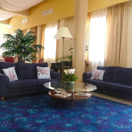Crown Hotel 2*