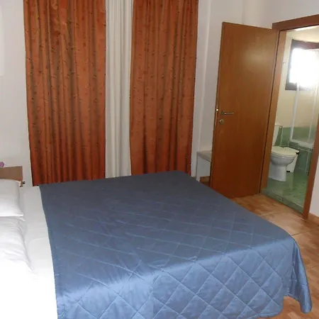 Crown Hotel 2*