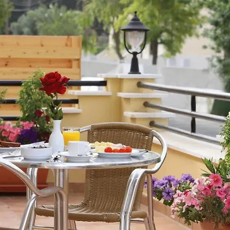 Crown Hotel 2*